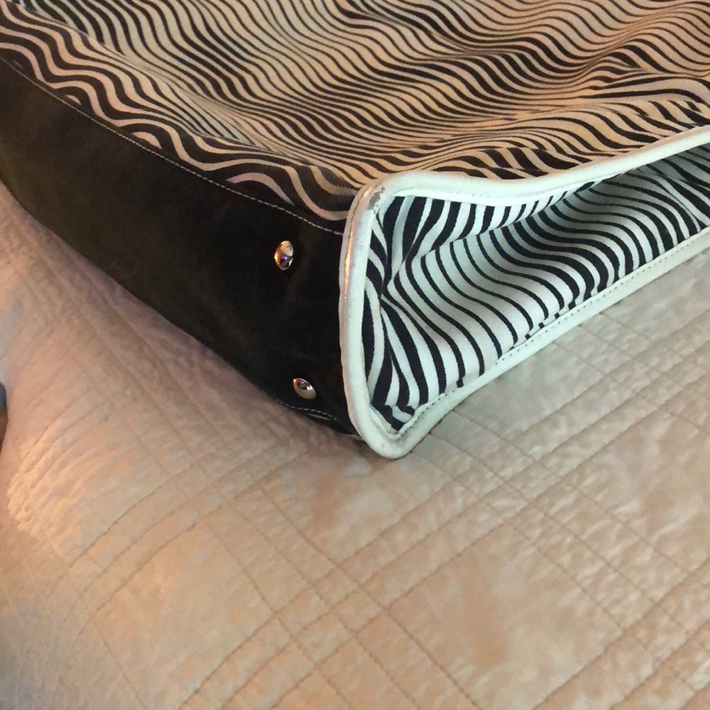 Chanel RARE illusions XL tote⭐️priced to sell!⭐️ - Picture 8 of 8